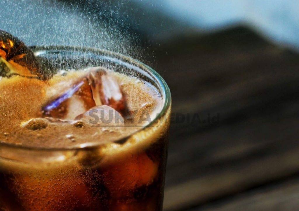 BAHAYA DI BALIK TERLALU BANYAK MINUM SODA