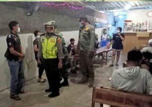 PETUGAS SEGEL KAFE KARAOKE DI REMBANG