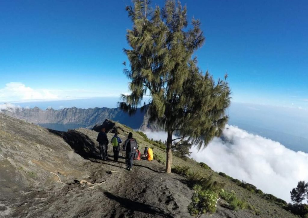 5 GUNUNG YANG MENYIMPAN KISAH MISTIS