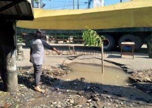 WARGA KHAWATIRKAN PIPA PDAM YANG ALAMI KEBOCORAN