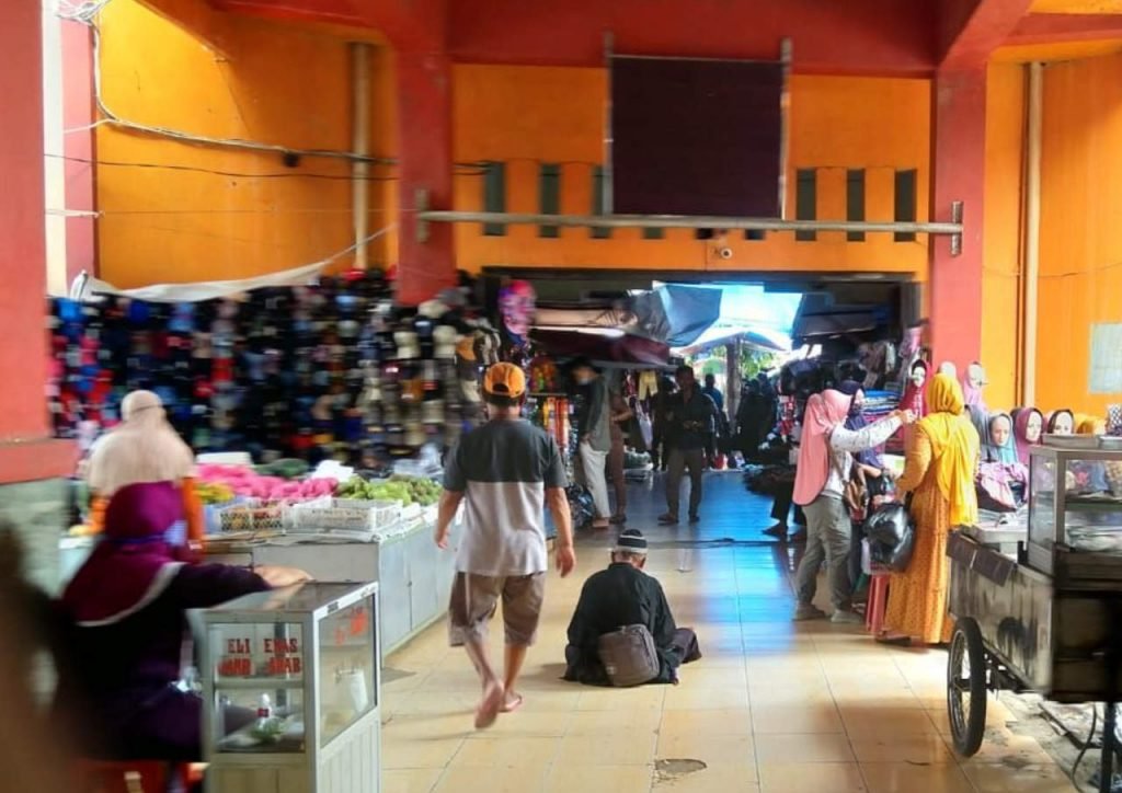 PENDAPATAN PEDAGANG TURUN, DISDAGPERIN DIMINTA BEBASKAN RETRIBUSI PASAR