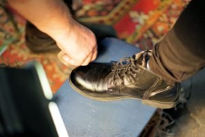 Cara membersihkan sepatu dengan mudah dan efektif