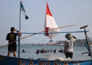 BENDERA JUMBO DIKIBARKAN DI LEPAS PANTAI JEPARA