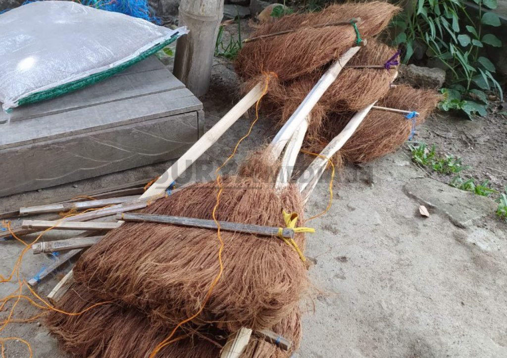 KERAJINAN SAPU IJUK TETAP EKSIS DI MASA PANDEMI