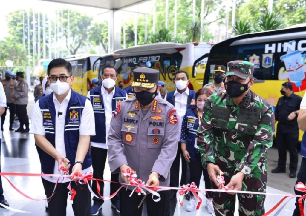 Kapolri Lepas Bus Vaksinasi Keliling Bagi Permukiman Tak Terjangkau KAPOLRI LEPAS BUS VAKSINASI KELILING BAGI PERMUKIMAN TAK TERJANGKAU