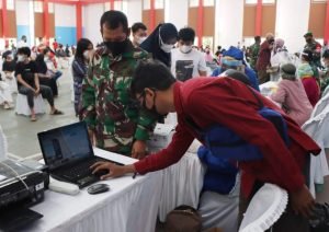 DUKUNG PENYELENGGARAAN VAKSINASI, DINKOMINFO BERIKAN AKSES INTERNET
