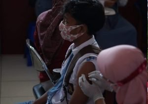 RATUSAN PELAJAR TERIMA VAKSINASI COVID-19