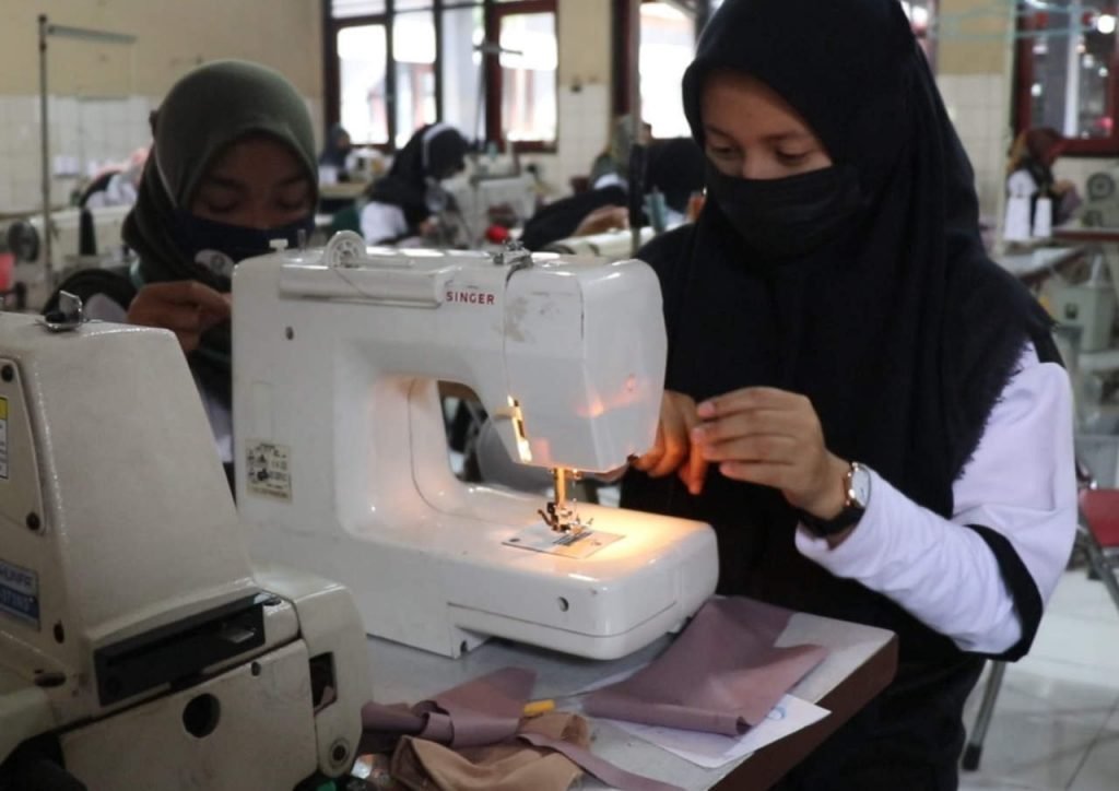 112 TENAGA KERJA SIAP PAKAI IKUTI PELATIHAN DINPERINAKER TEMANGGUNG
