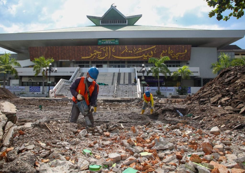 TAMPIL LEBIH MENAWAN, MASJID RAYA BAITURRAHMAN SIMPANGLIMA SEMARANG DIRENOVASI