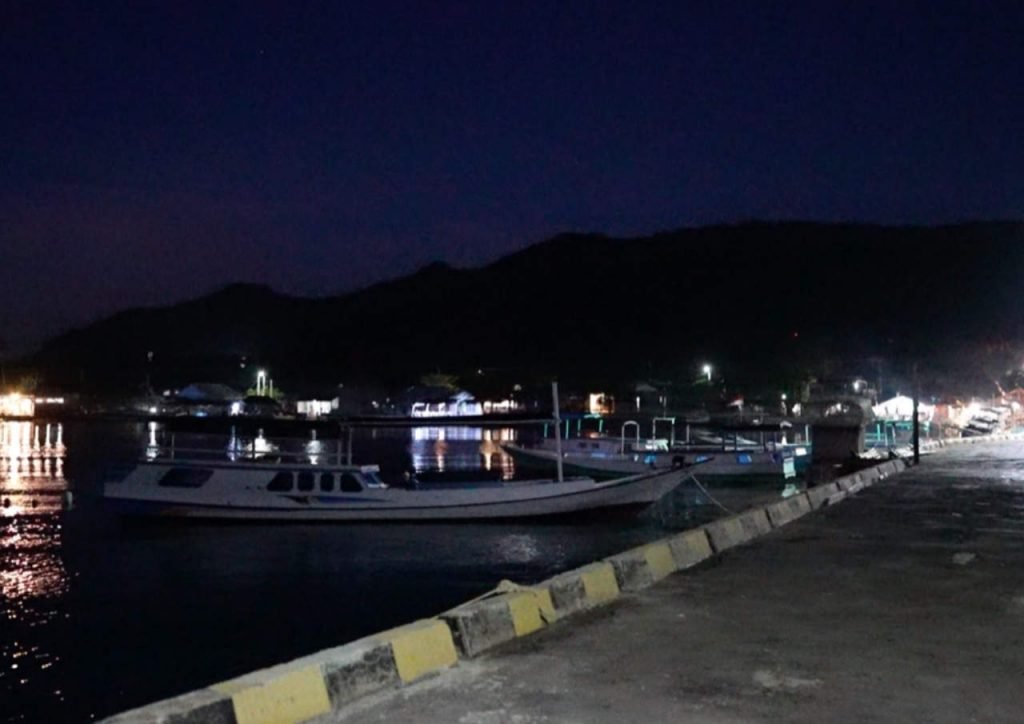 EKONOMI DAN WISATA MENINGKAT DENGAN ADANYA 24 JAM LISTRIK DI KARIMUNJAWA
