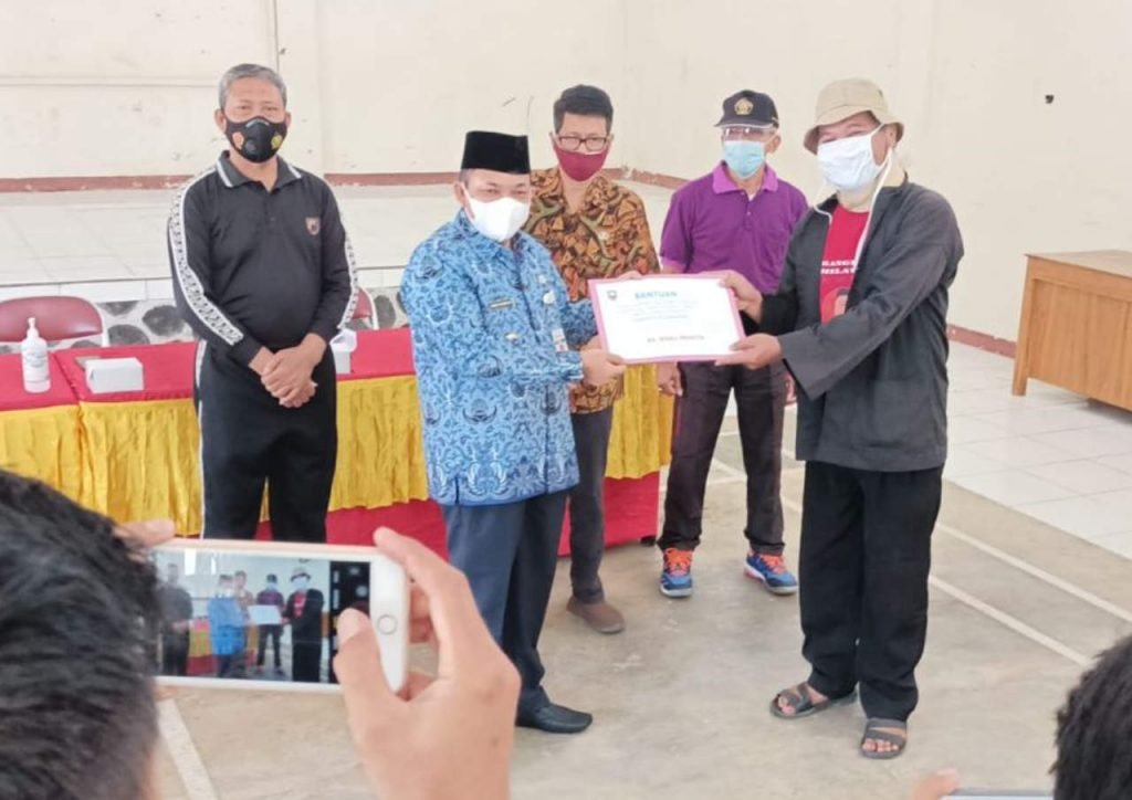 Tak Miliki Jaminan Kesehatan, 9 Warga PMKS Terima Santunan Kesehatan