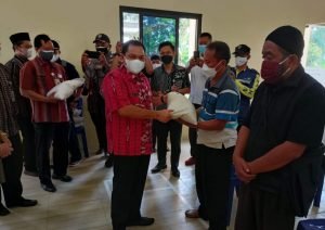 WARGA TERDAMPAK LUAPAN RAWA PENING TERIMA BANTUAN