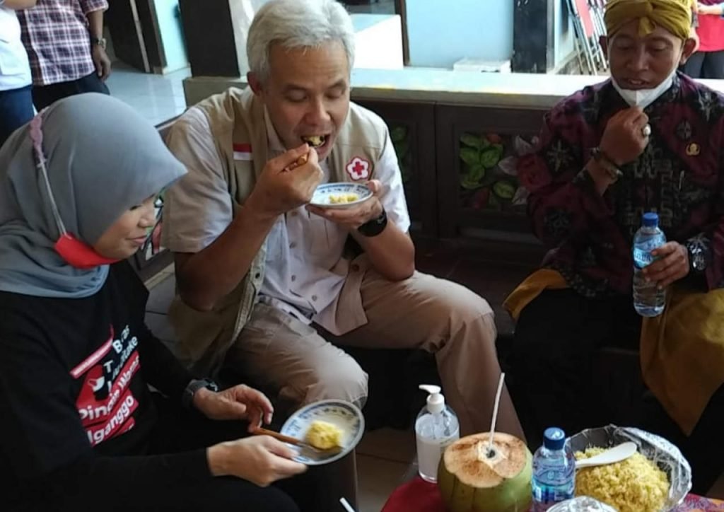 MAKANAN KHAS PULAU PARANG KARIMUNJAWA DARI SINGKONG BUSUK