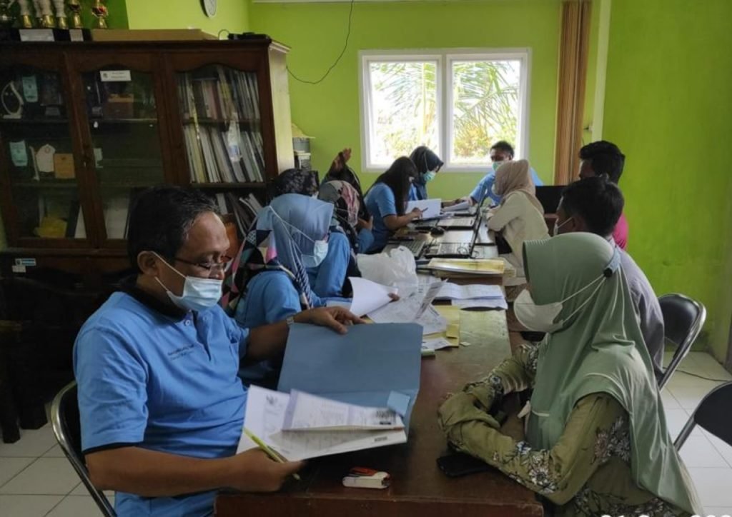 Jemput Bola, Disdukcapil Berikan Pelayanan Kepemilikan Akta Kelahiran di Karimunjawa