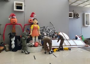 Petugas Bongkar Replika Boneka Squid Game di Surabaya