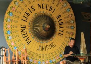 Kerajinan Tradisional Payung Juwiring Mulai Digunakan Untuk Hiasan