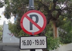 Aturan Larangan Parkir Diterapkan di Jalan Tunjangan Surabaya