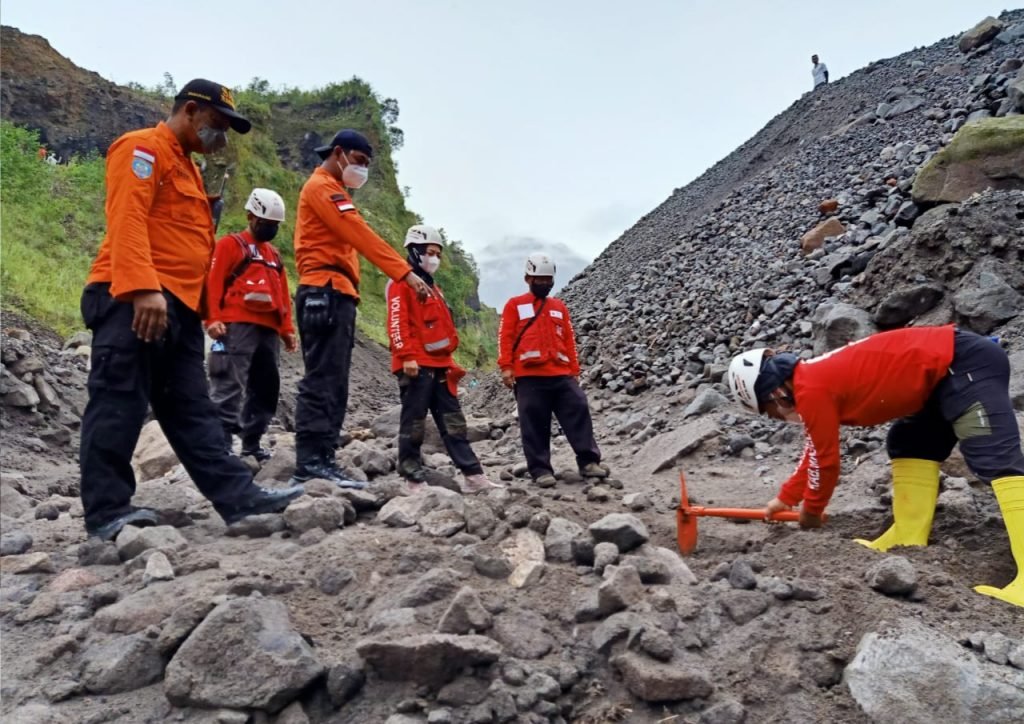 Pencarian Korban Hilang Terseret Banjir Lahar Hujan Terus Dilakukan