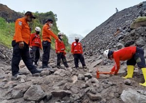 Pencarian Korban Hilang Terseret Banjir Lahar Hujan Terus Dilakukan