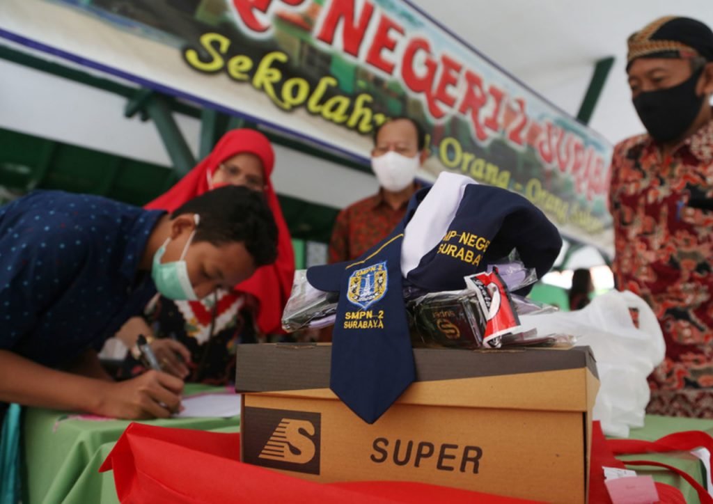 Pelajar di Kota Surabaya Terima Seragam Sekolah Gratis