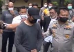 Penendang Sesajen di Semeru