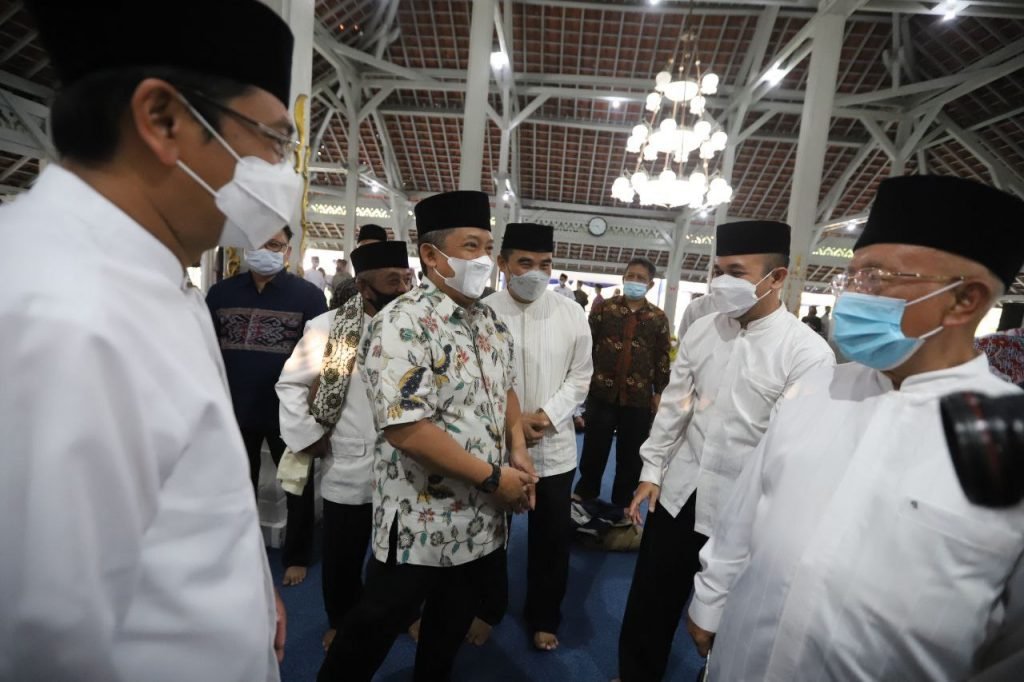 Masyarakat Diperbolehkan Salat Tarawih di Masjid