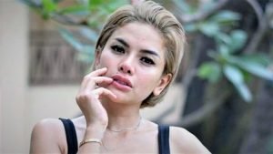 Nikita Mirzani Perlihatkan Situasi Saat Rumahnya Dikepung Polisi