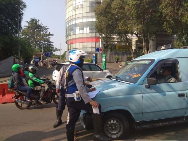 Tempat Duduk Pria dan Wanita di Angkot Akan Dipisah