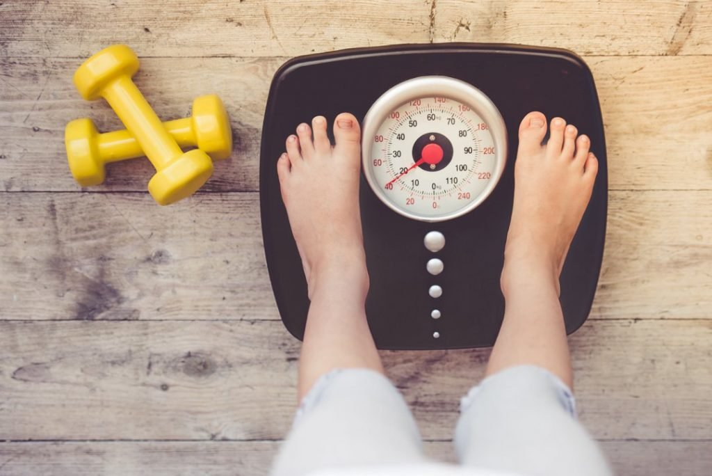 Suryamedia.id – Anda mungkin berfikir bahwa berat badan hanya bisa naik dengan mengkonsumsi makanan yang banyak. Namun nyatanya tidak