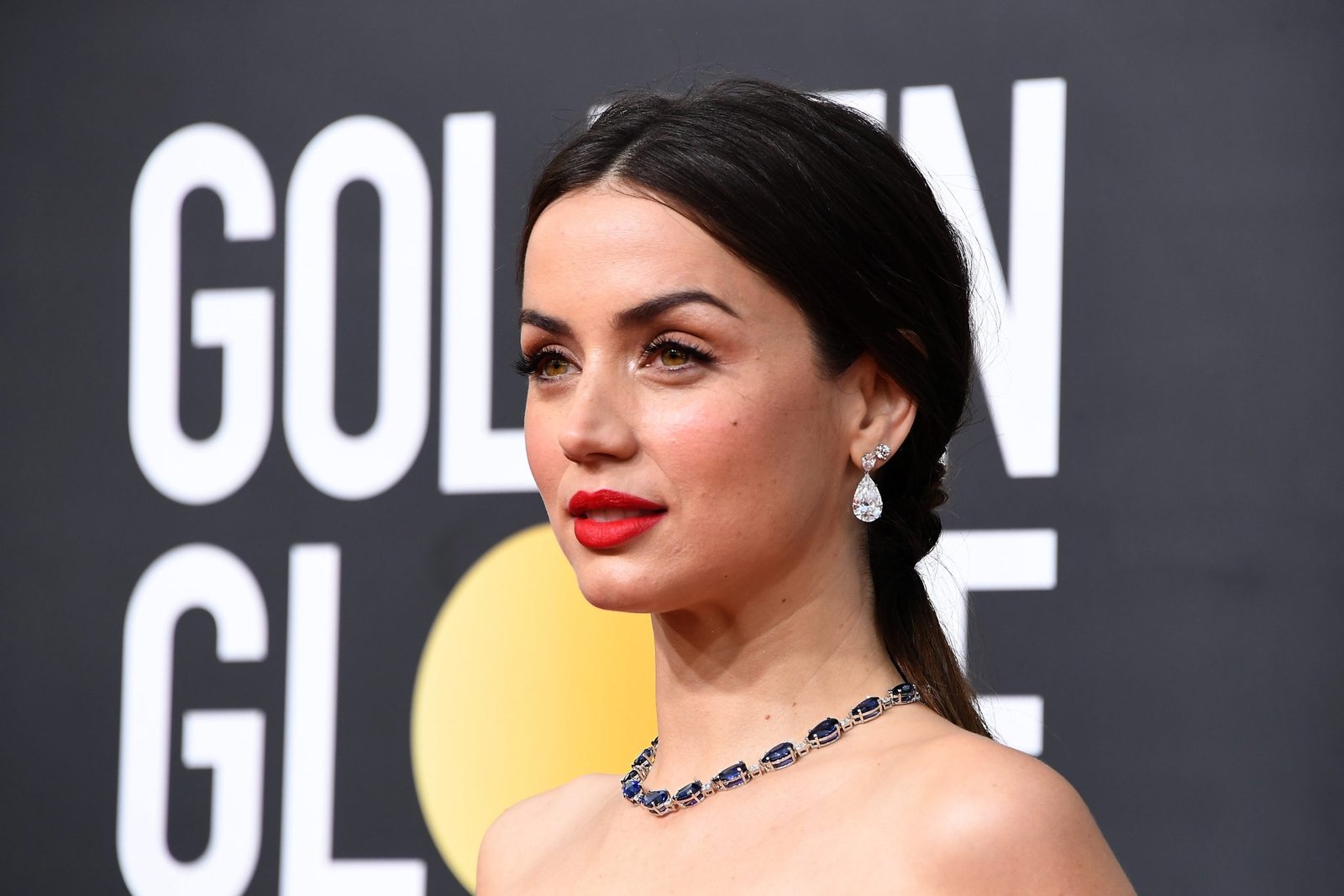 Ana de Armas Ungkap Tak Perlu Ada James Bond Perempuan