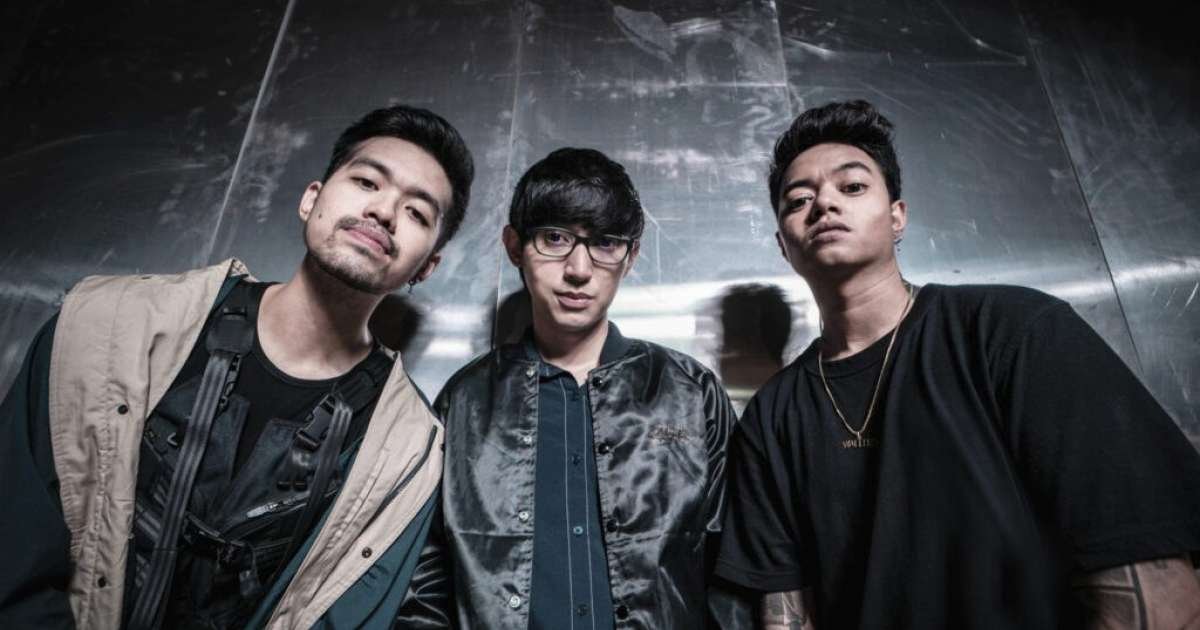 Tampil di Tommorowland, Weird Genius Kenakan Seragam SMA