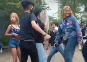 Suryamedia.id – Beberapa waktu lalu muncul video yang memperlihatkan segerombolan anak muda yang tengah berjoget di kawasan Sudirman. Video tersebut pun kemudian menuai hujatan dari publik.