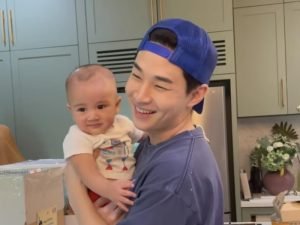 Bikin Gemes, Rayanza Digendong Henry Lau Eks Super Junior