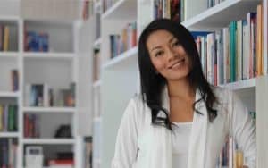 Penulis Dee Lestari Ungkap Kondisi Kesehatan Suaminya