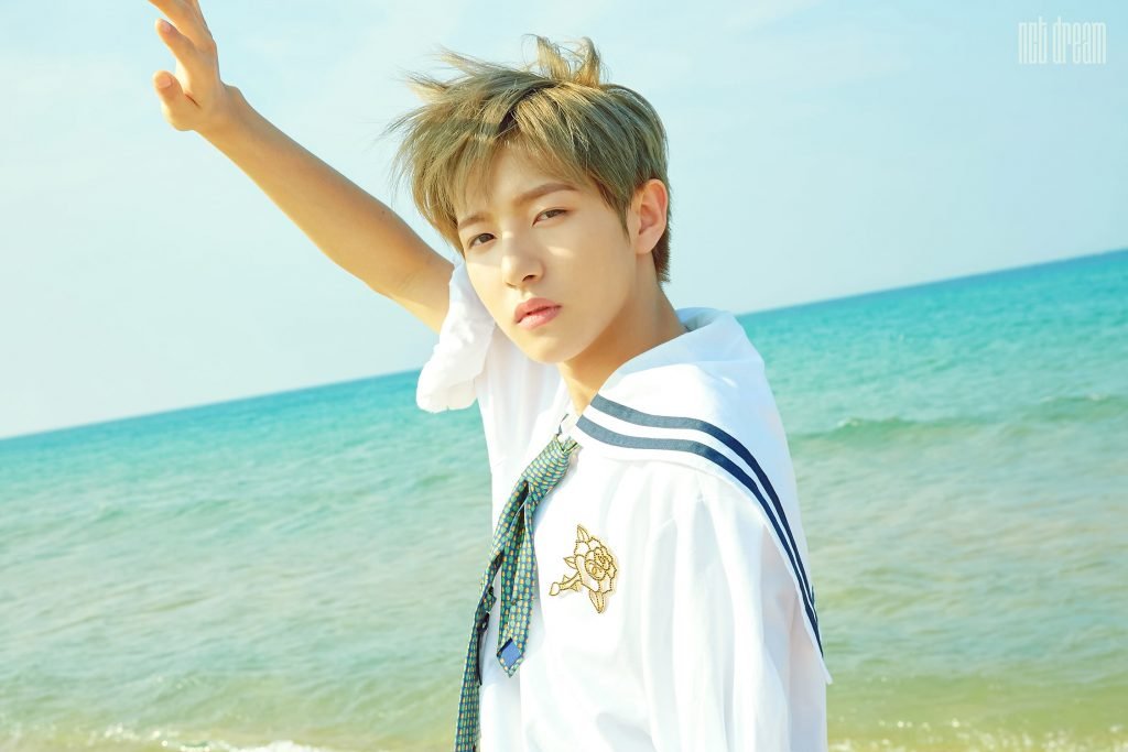Renjun NCT Dream Ikut Trend Catwalk di Area CFW