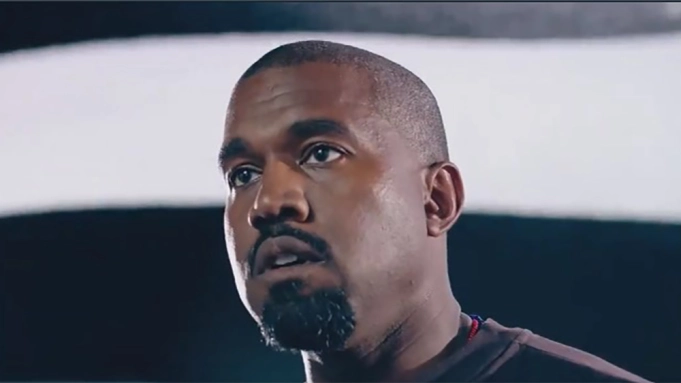 Kanye West Tampil Dengan Sandal Jepit Bling-Bling Jadi Sorotan