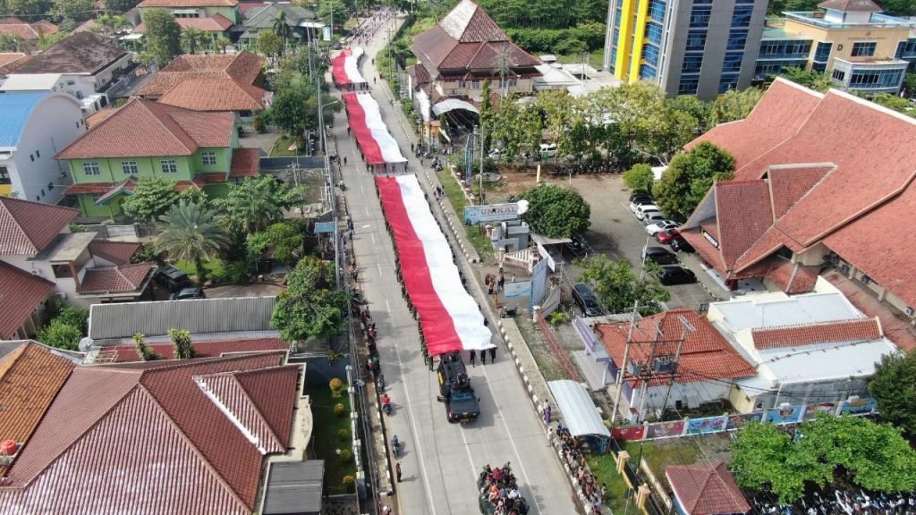 Peringatan HUT TNI ke-77 Dimeriahkan dengan Kirab Bendera Merah Putih Sepanjang 150 Meter