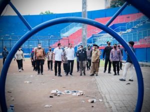 Jokowi Instruksikan Menpora Lakukan Audit Bangunan Stadion Kanjuruhan  