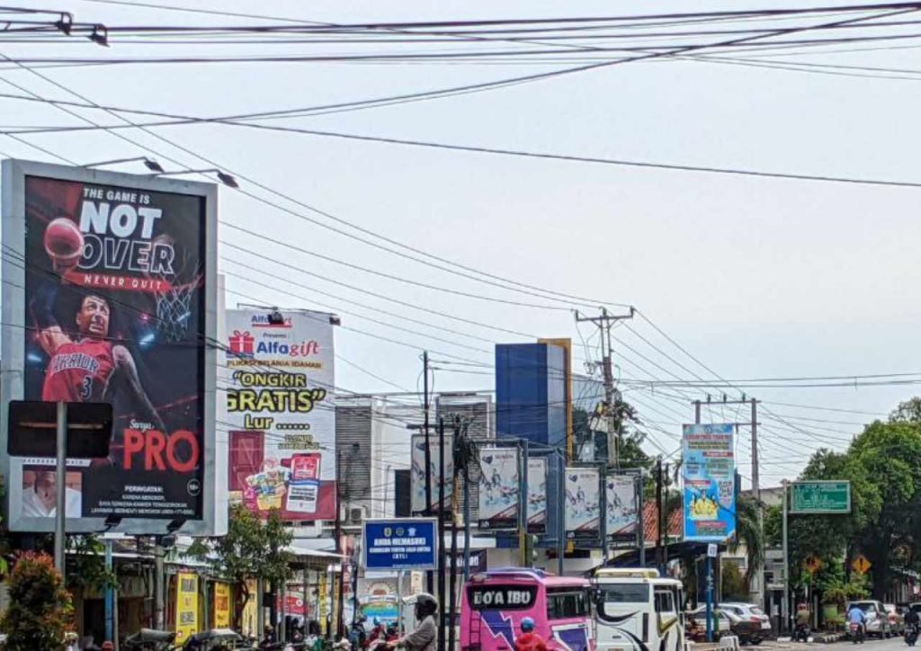Foto : Ilustrasi reklame yang terpasang di Perempatan Jalan depan GOR Pesantenan Pati (Sumber : Suryamedia/ Anang SY)