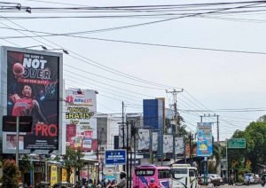 Foto : Ilustrasi reklame yang terpasang di Perempatan Jalan depan GOR Pesantenan Pati (Sumber : Suryamedia/ Anang SY)