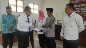 Foto : Kegiatan penyerahan bantuan RTLH dan Bantuan Pembangunan Jamban di Balai Desa Wirun Kecamatan Winong oleh DPMPTSP dan BAZNAS Kabupaten Pati (Sumber : Dokumen DPMPTSP)