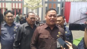 Foto: Ali Badrudin Saat Diwawancarai Awak Media (Sumber: VIND/Mitrapost.com)