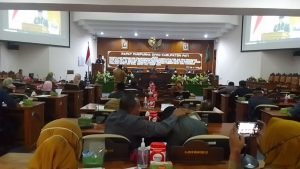 Foto: Rapat Pariurna DPRD (Sumber: Anwar/Suryamedia)