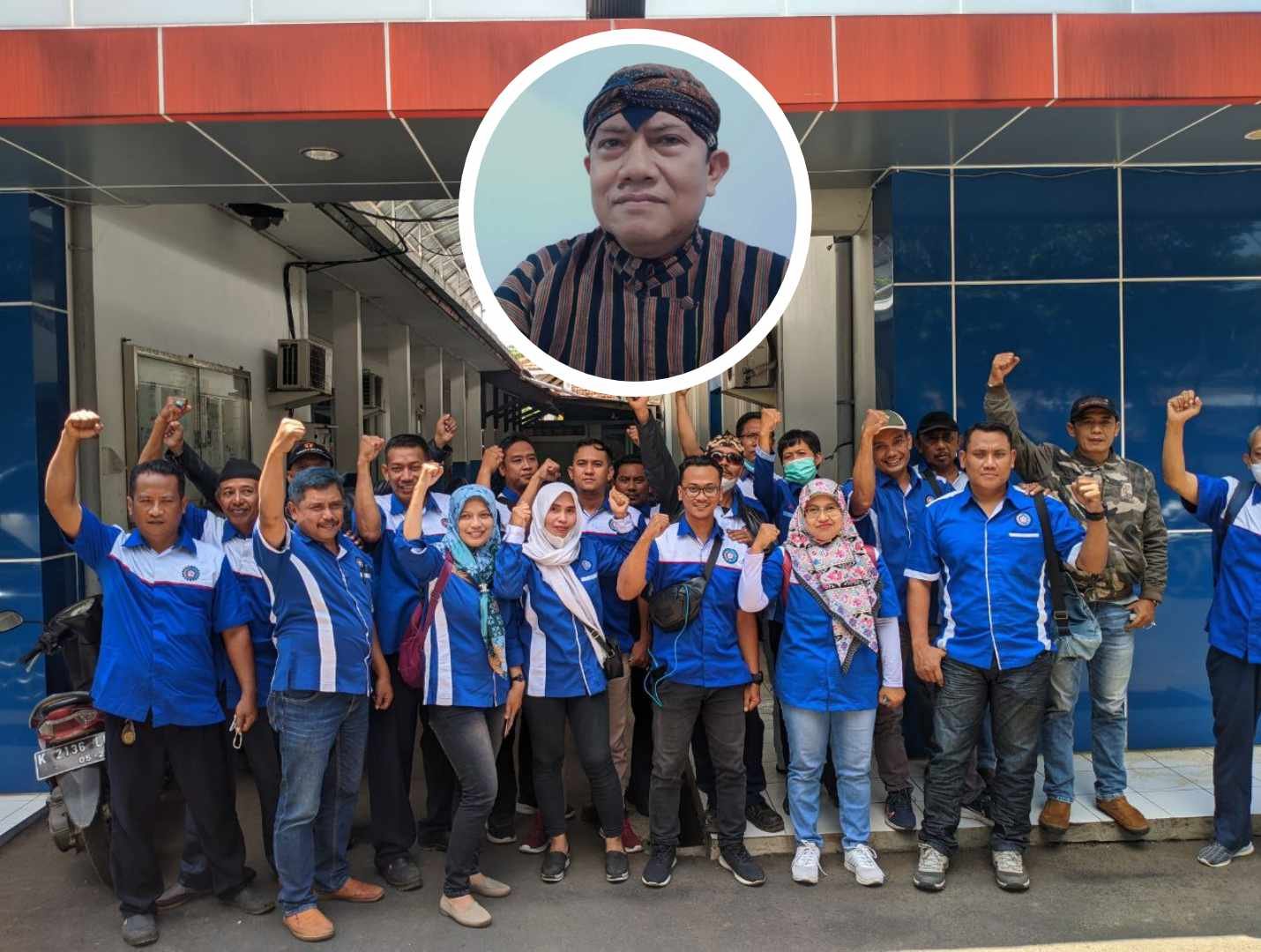 Foto : Foto bersama serikat buruh di Kabupaten Pati saat menghadiri rapat internal penentuan kenaikan UMK di Kantor Disnaker Kabupaten Pati (Sumber : Suryamedia/ Anang SY)