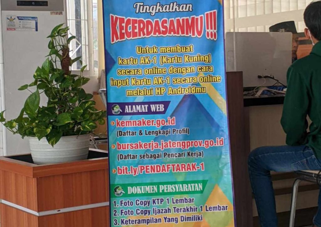 Foto : Ilustrasi X-banner promosi pembuatan kartu kuning di MPP Kabupaten Pati (Sumber : Suryamedia/ Anang SY)