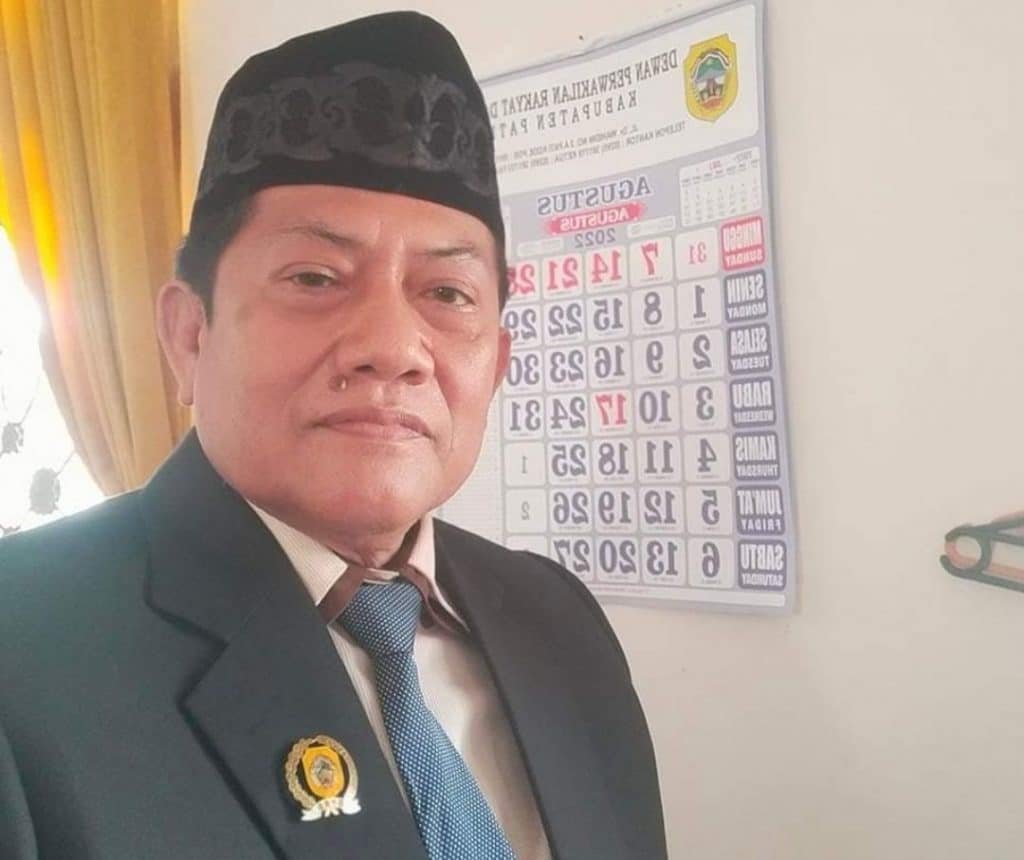 Foto: Sukarno saat diwawancarai di Kantornya (Sumber: vind/Suryamedia)