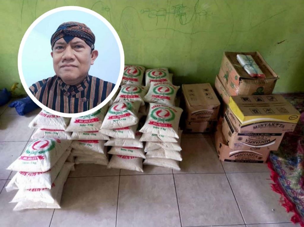 Foto: Sembako untuk jompo dan janda nelayan sudah diterima oleh ketua kelompok nelayan/ Suryamedia