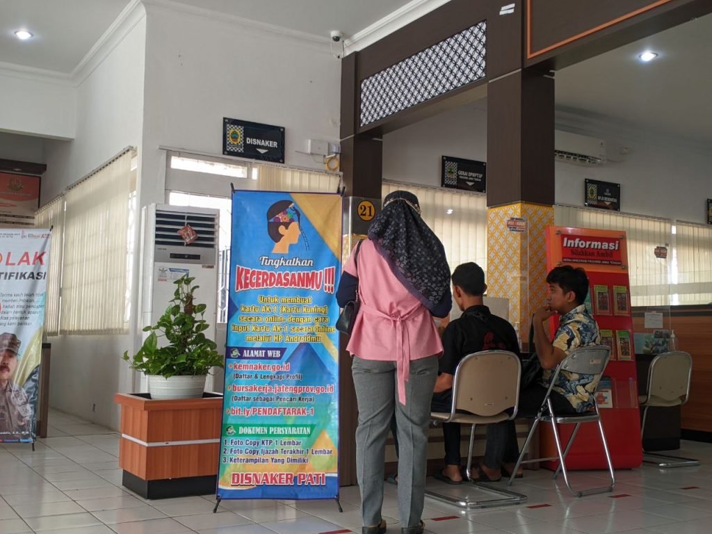 Foto : Gerai Disnaker layanan pembuatan AK-1 di MPP Pati (Sumber : Suryamedia/ Anang SY)