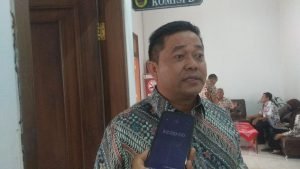 Foto: Ali saat diwawancarai awak media(sumber: vind/Suryamedia)