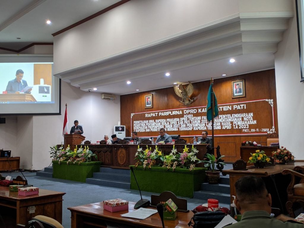 Foto : Juru Bicara Pansus Raperda Minol DPRD Kabupaten Pati, Sunandar saat menyampaikan hasil pembahasan Raperda Minol pada agenda rapat paripurna (Sumber : Suryamedia/ Anang SY)